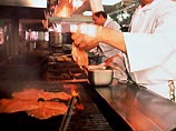 В Германии владелец ресторана запустил куском мяса в голову посетительнице В Германии владелец ресторана запустил куском мяса в голову посетительнице