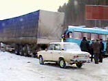 В Екатеринбурге в пятницу грузовик врезался в автобус, в результате чего один человек погиб и пострадали 16 человек. "По предварительным данным, водитель грузовика "Ивеко" не справился с управлением и машина врезалась в стоявший на обочине автобус
