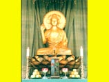 Буддисты-миряне украшают сегодня домашние алтари. К ним подносятся благовония и яства