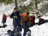В субботу в рамках поисковых работ спасатели намерены совершить принудительный спуск лавин с северного склона горы Чегет. В поисках остальных четырех сноубордистов задействованы более 160 человек и 21 единица техники