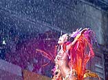 Финальный парад бразильского  карнавала прошел  под проливным дождем