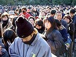 В зале заседания публике отвели лишь 38 мест, которые были разыграны по лотерее среди почти 4700 желающих присутствовать при вынесении приговора человеку, которого прокуратура назвала "самым опасным преступником в криминальной истории Японии"