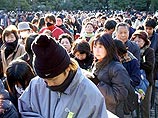 В зале заседания публике отвели лишь 38 мест, которые были разыграны по лотерее среди почти 4700 желающих присутствовать при вынесении приговора человеку, которого прокуратура назвала "самым опасным преступником в криминальной истории Японии" В зале заседания публике отвели лишь 38 мест, которые были разыграны по лотерее среди почти 4700 желающих присутствовать при вынесении приговора человеку, которого прокуратура назвала "самым опасным преступником в криминальной истории Японии"