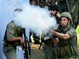 Израильская полиция применила против палестинцев шумовые гранаты Израильская полиция применила против палестинцев шумовые гранаты