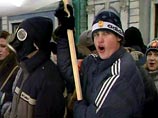 Некоторые молодые люди были одеты в майки с надписями "Руки прочь от русских школ!" на русском и английском языках Некоторые молодые люди были одеты в майки с надписями "Руки прочь от русских школ!" на русском и английском языках