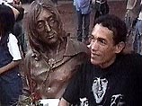 Памятник был установлен в Гаване несколько недель назад, но за это время неизвестные уже не раз успели похитить у Леннона очки Памятник был установлен в Гаване несколько недель назад, но за это время неизвестные уже не раз успели похитить у Леннона очки