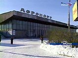 При посадке в среду в Иркутском аэропорту пассажирский самолет АН-24, выполнявший рейс из Читы, выкатился с рулежной дорожки и застрял в снежном сугробе