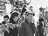 Он пригласил своих самых близких друзей на Новый год во Французские Альпы. На зимнем курорте Куршевель он хотел прикупить с десяток самых лучших шале Он пригласил своих самых близких друзей на Новый год во Французские Альпы. На зимнем курорте Куршевель он хотел прикупить с десяток самых лучших шале