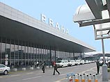 В международном аэропорту Праги "Рузыне" 56-летний бомж беспрепятственно проник на борт самолета венгерской авиакомпании, сообщила телекомпания "Нова" Бездомный выбрал неожиданный для охраны аэропорта путь к самолету