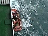 Семь моряков с теплохода "Алмаз" поднял на борт экипаж российского рыболовного траулера "Сибирцево", еще девять человек находятся на борту судна, зарегистрированного под флагом Белиза. Информация о судьбе еще одного члена экипажа противоречивая