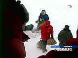 Погрузка на вертолет оборудования и вещей полярников Погрузка на вертолет оборудования и вещей полярников
