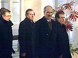 Представители белорусский властей, между тем, ранее объявили, что президент уехал на раньше потому, что "досрочно закончил все дела" - получил премию от Патриарха Алексия II и встретился с председателем Госдумы Геннадием Селезневым Представители белорусский властей, между тем, ранее объявили, что президент уехал на раньше потому, что "досрочно закончил все дела" - получил премию от Патриарха Алексия II и встретился с председателем Госдумы Геннадием Селезневым