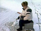 На Сахалине спасатели МЧС сняли рыбаков с отколовшейся льдины На Сахалине спасатели МЧС сняли рыбаков с отколовшейся льдины
