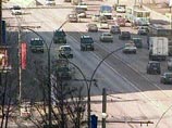Многие москвичи хотя бы раз в жизни наблюдали эту сцену. Ее можно видеть каждый будний день утром и вечером на Кутузовском проспекте Многие москвичи хотя бы раз в жизни наблюдали эту сцену. Ее можно видеть каждый будний день утром и вечером на Кутузовском проспекте