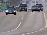 Дважды в день движение прекращается, и в воздухе повисает тишина. Милиция освобождает все ряды и перекрывает подступы к проспекту. Все застывает в ожидании. Затем на горизонте возникают мигалки, вдали слышится вой сирен Дважды в день движение прекращается, и в воздухе повисает тишина. Милиция освобождает все ряды и перекрывает подступы к проспекту. Все застывает в ожидании. Затем на горизонте возникают мигалки, вдали слышится вой сирен