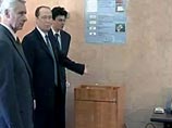Глава ЦИК Александр Вешняков продемонстрировал работу "умной электронной урны" для голосования Глава ЦИК Александр Вешняков продемонстрировал работу "умной электронной урны" для голосования