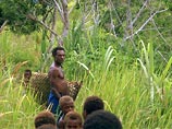В настоящее время полиция и местные жители, вооруженные мачете, обыскивают болото, где видели чудовище, но пока не обнаружили никаких следов странного существа В настоящее время полиция и местные жители, вооруженные мачете, обыскивают болото, где видели чудовище, но пока не обнаружили никаких следов странного существа