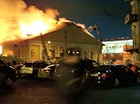 Двое пожарных погибли под рухнувшей крышей горящего Манежа в центре Москвы. Об этом официально ИТАР-ТАСС заявил представитель центра общественных связей Управления противопожарной охраны Москву Евгений Бобылев
