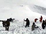 Накануне на горном перевале в Ак-Беит в Ат-Башинском районе Нарынской области на севере страны в снежном плену оказалась группа из 22 охотников. Среди них были два гражданина США и один гражданин Канады