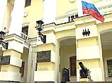 Как сообщил источник в правоохранительных органах, около 13:00, находясь при исполнении служебных обязанностей, прапорщик тяжело ранил себя из табельного оружия Как сообщил источник в правоохранительных органах, около 13:00, находясь при исполнении служебных обязанностей, прапорщик тяжело ранил себя из табельного оружия