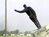 Из обломков статуи Хусейна иракский скульптор изваял памятник американскому солдату