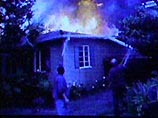 Одномоторный самолет "Муни" выпуска 1982 года не дотянул примерно 500 метров до взлетно-посадочной полосы и врезался в гараж, а затем рикошетом зацепил первый этаж двухэтажного дома Одномоторный самолет "Муни" выпуска 1982 года не дотянул примерно 500 метров до взлетно-посадочной полосы и врезался в гараж, а затем рикошетом зацепил первый этаж двухэтажного дома