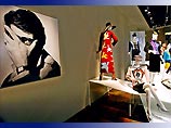 Первая выставка эксклюзивных работ легендарного модельера Ив Сен-Лорана открылась в бывшей штаб-квартире одноименного дома мод в центре Парижа. На выставке представлены работы кутюрье, выполненные для Высокой женской моды