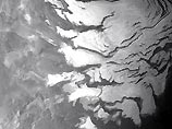 Ледяную шапку удалось сфотографировать на Южном полюсе планеты, и ученые не устают подчеркивать важность этого открытия. Дело в том, что сейчас на Марсе конец лета, и снимки ледяной шапки свидетельствуют о том, что она присутствует на полюсе круглый год