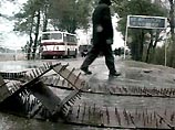 С автомобильного моста через реку Чолоки, ведущего на территорию Аджарской автономии из Потийского района Грузии, утром 18 марта была убрана часть бетонных плит, которыми дорога была блокирована в течение четырех последних дней