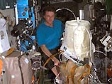 Американский астронавт Майкл Фоэл работает над научными экспериментами в модуле "Звезда"