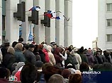 В городе день траура - приспущены государственные флаги, отменены зрелищные мероприятия, в православных храмах служат поминальные молебны, по уличной трансляционной сети звучит музыка скорби