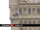 В Лондоне антивоенные шествия организованы коалицией "Остановить войну". Два человека при помощи альпинистского оборудования взобрались на одну из самых известных достопримечательностей города, башню Биг Бен