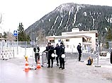У въезда в город огранизованы КПП, обнесенные колючей проволокой У въезда в город огранизованы КПП, обнесенные колючей проволокой