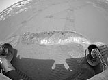 Первая попытка, когда 6-колесный марсоход попытался в лоб штурмовать расположенный под углом в 16 градусов склон кратера 3-метровой глубины, оказалась неудачной. Колеса аппарата начали пробуксовывать в сыпучем грунте стенки кратера