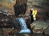 Жесткая реакция мексиканских властей последовала после того, как стало известно, что группа спелеологов остается уже седьмые сутки отрезанной подземными водами от внешнего мира в пещере в штате Пуэбла