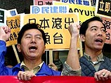 Собравшиеся у здания дипмиссии несколько десятков молодых людей требуют немедленного освобождения семерых китайцев, которые высадились в среду на один из спорных островов