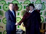 В четверг утром в палаточном лагере, разбитом в пригороде столицы Ливии, премьер-министр Великобритании Тони Блэр провел встречу с ливийским лидером Муаммаром Каддафи