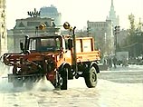 Столичные коммунальщики отчищают Москву от зимней грязи