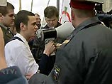 Зампред партии "Яблоко" Сергей Митрохин и его соратники, задержанные утром во время проведения несанкционированного пикета у Госдумы РФ, отпущены из Тверского суда