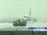В аэропорту Хабаровска пассажирский самолет врезался в тягач В аэропорту Хабаровска пассажирский самолет врезался в тягач