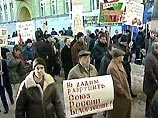 Первыми пришли к посольству сторонники ЛДПР. Они развернули плакаты с требованиями - свободу Павлу Бородину Первыми пришли к посольству сторонники ЛДПР. Они развернули плакаты с требованиями - свободу Павлу Бородину