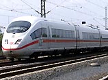 В Германии поезд сошел с рельсов из-за столкновения с трактором, 2 человека ранены В Германии поезд сошел с рельсов из-за столкновения с трактором, 2 человека ранены