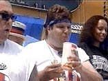 Получающий все более широкое распространение тип питания на основе fast food относится ко всему социальному спектру. Даже представители самых богатых слоев общества США, вместо того чтобы расти в высоту, набирают вес Получающий все более широкое распространение тип питания на основе fast food относится ко всему социальному спектру. Даже представители самых богатых слоев общества США, вместо того чтобы расти в высоту, набирают вес