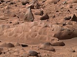 Последствия воздействия воды обнаружены на одном из вулканических камней с нехарактерной структурой. Специалисты считают, что обычно "слоистая" и "пористая" структура была нарушена струями воды, которые "замыли" поры и склеили слои на поверхности камня Последствия воздействия воды обнаружены на одном из вулканических камней с нехарактерной структурой. Специалисты считают, что обычно "слоистая" и "пористая" структура была нарушена струями воды, которые "замыли" поры и склеили слои на поверхности камня
