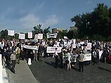 Тысячи людей вышли на улицы своих городов с требованием увеличения финансирования отрасли Тысячи людей вышли на улицы своих городов с требованием увеличения финансирования отрасли