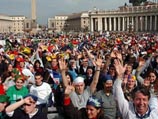 Понтифик приветствовал на главной площади Ватикана тысячи молодых людей - участников VIII Международного форума молодежи, который проходит в Рокка-ди-Папа, под Римом