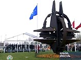 Под звуки национальных гимнов перед штаб-квартирой НАТО в Брюсселе в пятницу состоялась церемония поднятия флагов семи новых стран - членов альянса Под звуки национальных гимнов перед штаб-квартирой НАТО в Брюсселе в пятницу состоялась церемония поднятия флагов семи новых стран - членов альянса
