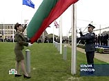 При поднятии флага Болгарии девушка-военнослужащая, которая поднимала флаг вдвоем с мужчиной-военным, сделала большой шаг назад и чуть было не упала, споткнувшись о вкопанный в метре от флагштока небольшой бетонный столбик