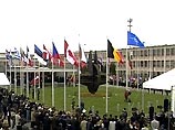 Перед штаб-квартирой НАТО подняли флаги семи новых членов альянса