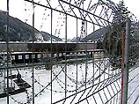 Две тысячи полицейских, более тысячи военных, колючая проволока - таким предстал Давос перед участниками и гостями ежегодного всемирного экономического форума - первого в новом тысячелетии Две тысячи полицейских, более тысячи военных, колючая проволока - таким предстал Давос перед участниками и гостями ежегодного всемирного экономического форума - первого в новом тысячелетии